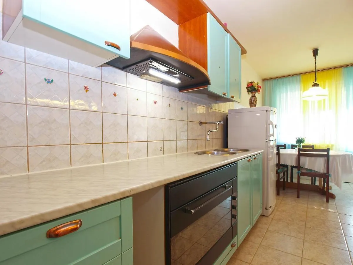 Apartment Momcilo 1995 Pula