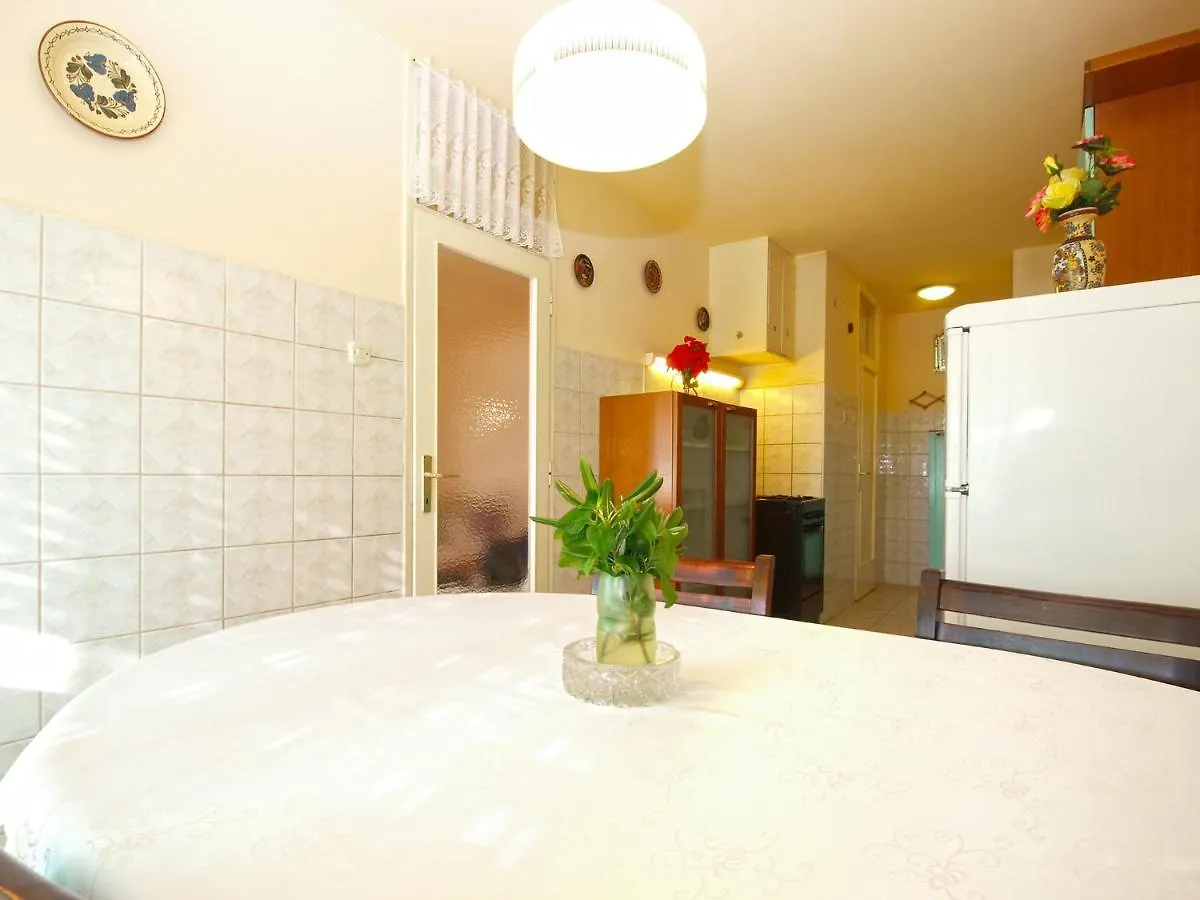 Apartment Momcilo 1995 Pula