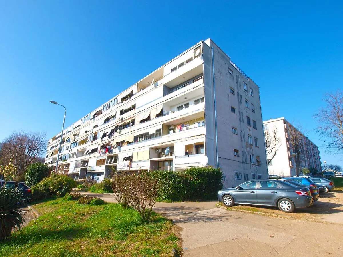 Apartment Momcilo 1995 Pula