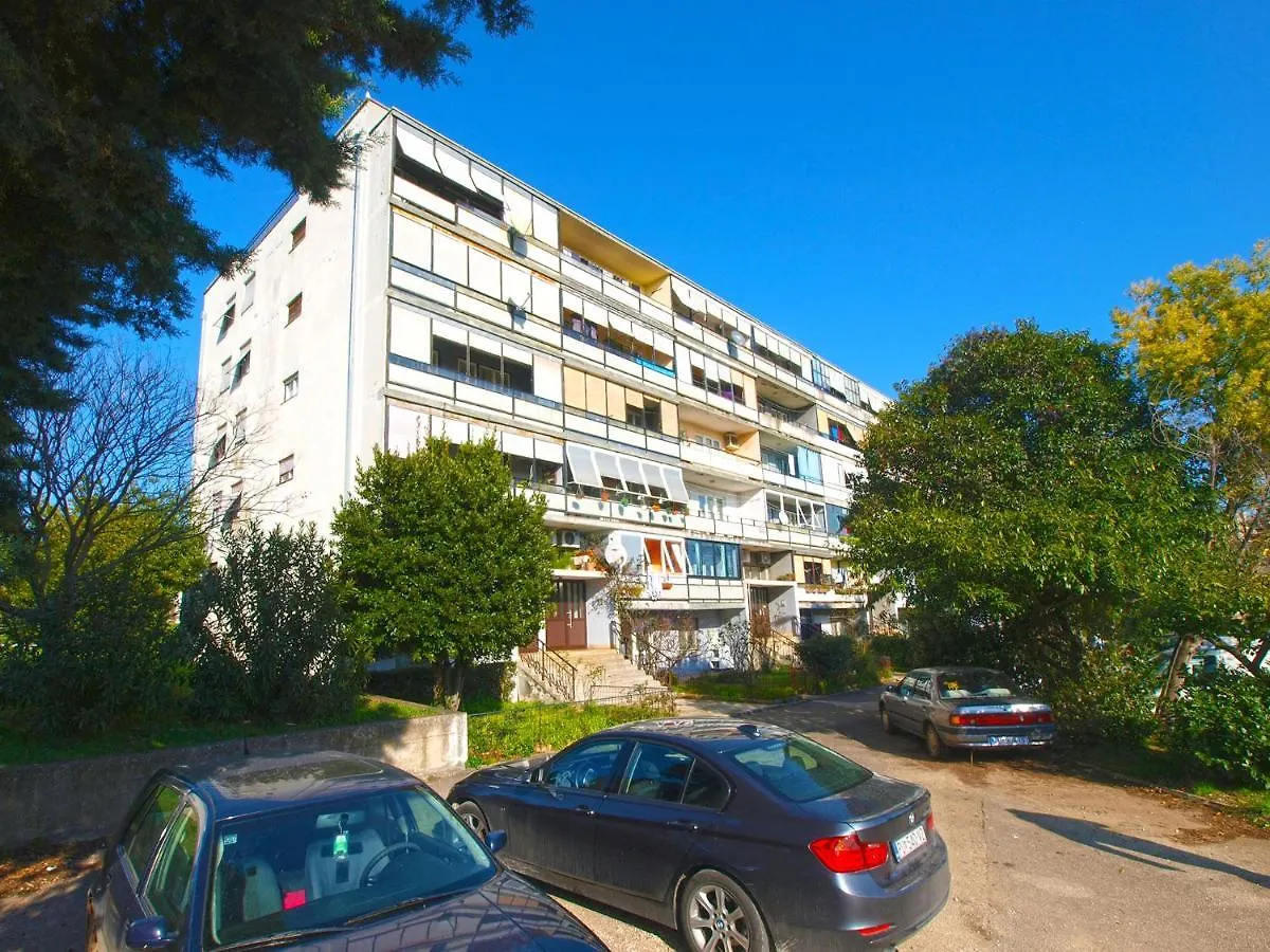 Apartment Momcilo 1995 Pula 0*,