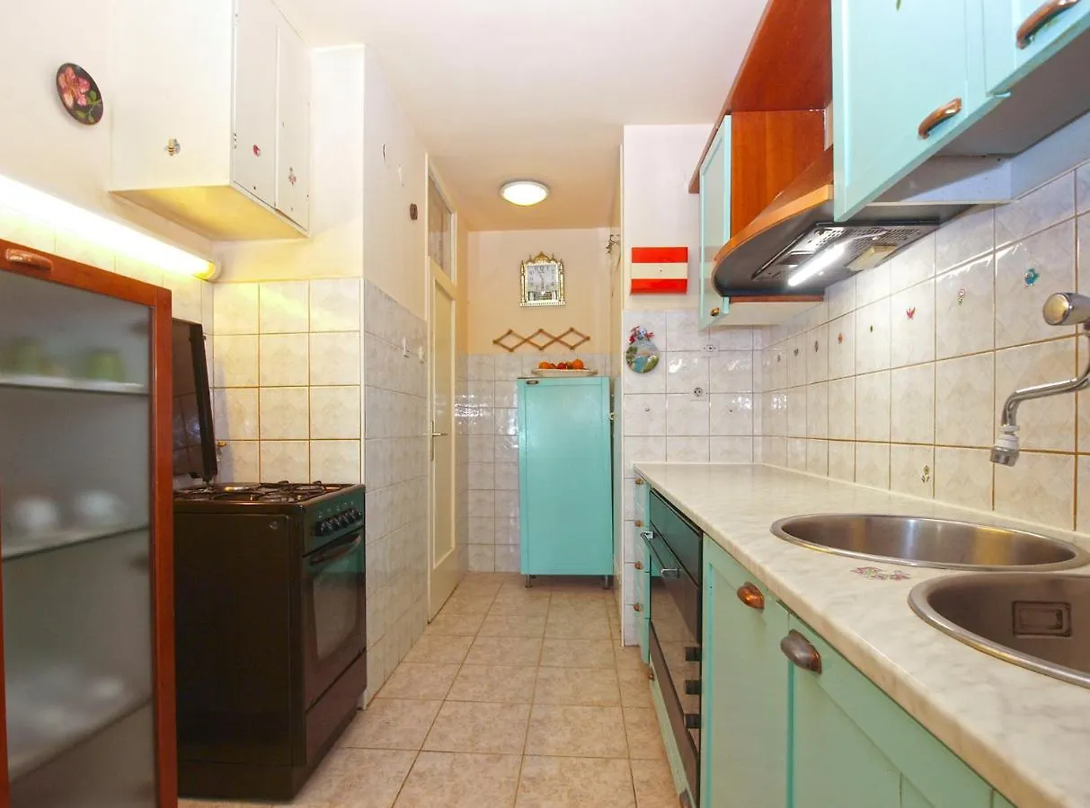 Apartment Momcilo 1995 Pula 0*,