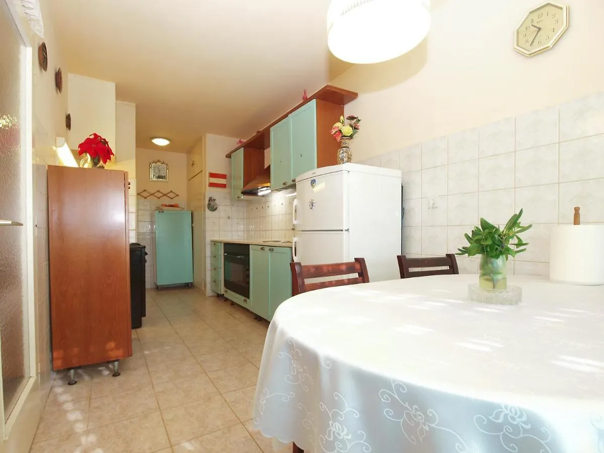 Apartment Momcilo 1995 بولا